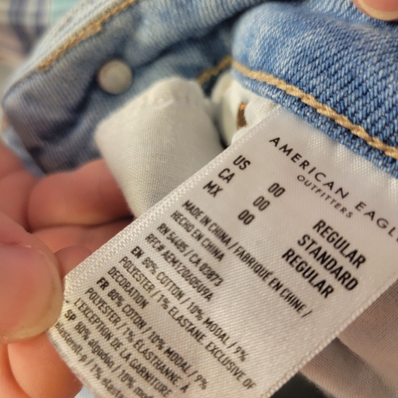 American Eagle Outfitters Light Wash Ripped Boyfriend Jeans - Picture 15 of 15